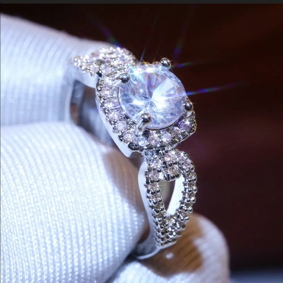 New Women’s 935 Silver Diamond Beautiful Ring - Picture 7 of 8